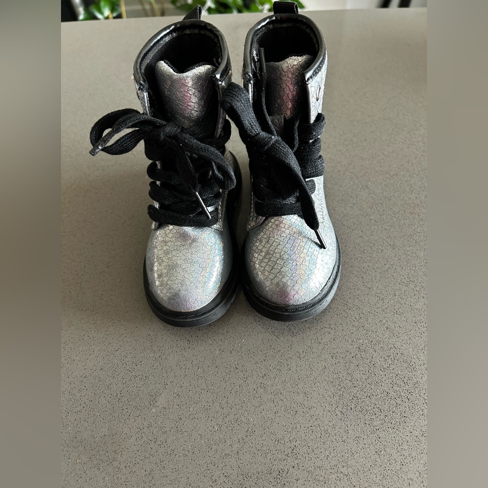 Adrienne Vittadini Kids Silver Boots with Black Laces US 6